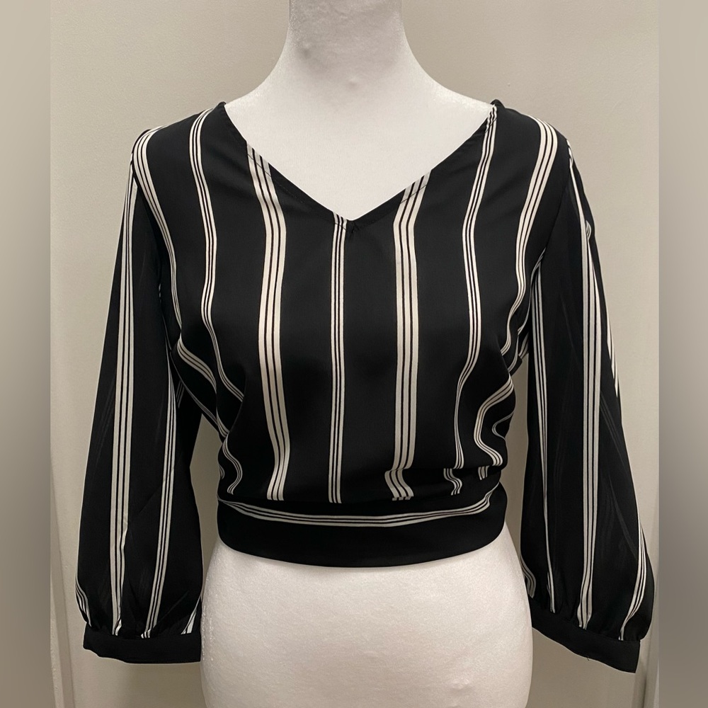 Japna Vertical Stripe Black & White V-Neck Cropped Blouse w/ Mid-Length Sleeves